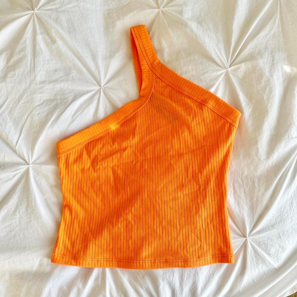 • Lioness • Ribbed single strap crop top